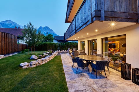 Property building, Natural landscape, BBQ facilities, Garden, View (from property/room), Balcony/Terrace, Seating area, Dining area, Garden view, Mountain view