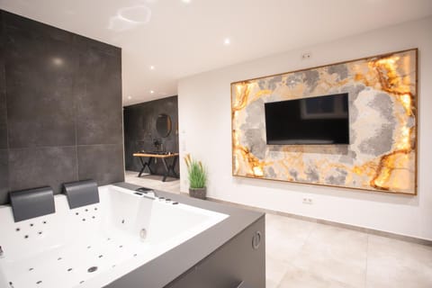 Hot Tub, TV and multimedia