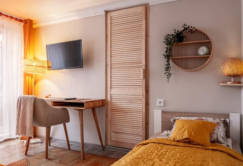 Bed, TV and multimedia, Photo of the whole room, Bedroom