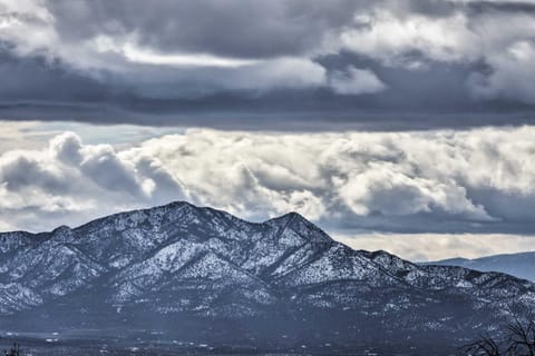 Santa Fe Desert Adobe Retreat - Mountain Views House in New Mexico