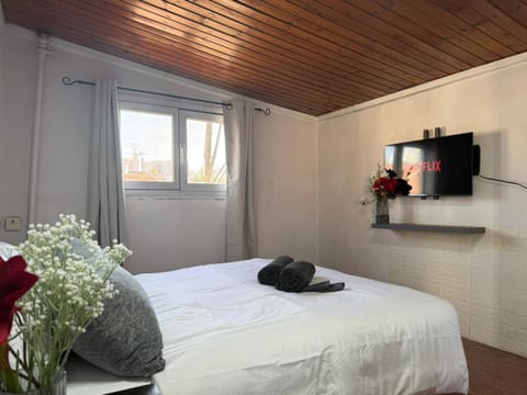 Bed, TV and multimedia, Photo of the whole room, Bedroom, towels