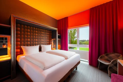 Bed, Photo of the whole room, Seating area