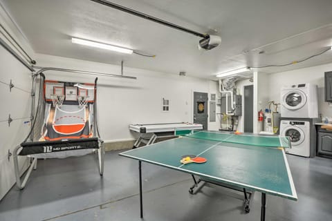 Game Room Fun! Medford Family Retreat House in Medford