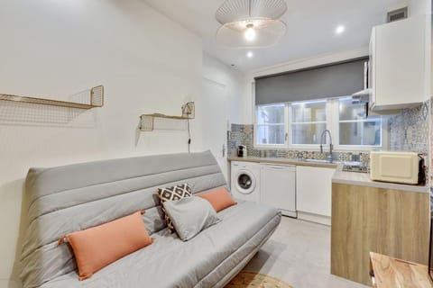 Kitchen or kitchenette, Living room, Seating area, Dining area, stove