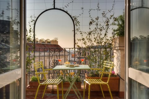 View (from property/room), Balcony/Terrace, Decorative detail, Bedroom, City view