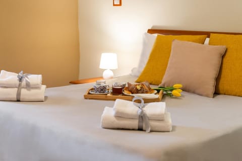 Bedroom, Breakfast