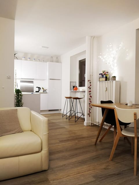 Kitchen or kitchenette, Seating area