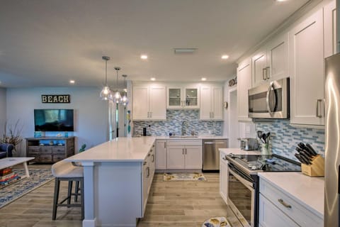 Tasteful Home with Patio and Grill Less Than 2 Mi to Beach! House in Naples Park