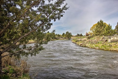 Updated Farmhouse with Deck on Central Oregon Canal! House in Bend