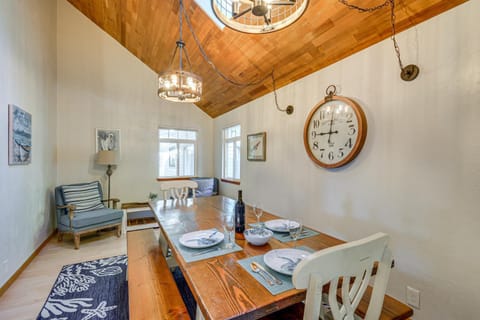 Shelton Gem with Kayaks Private Beach Oyster Hunt House in Hood Canal