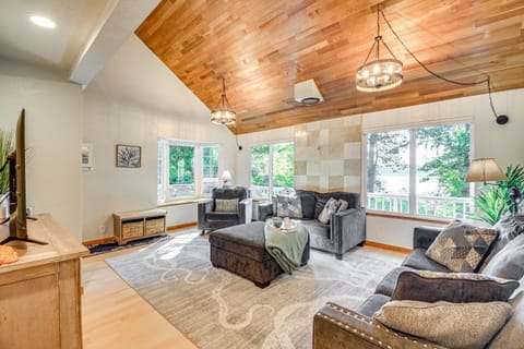 Shelton Gem with Kayaks Private Beach Oyster Hunt House in Hood Canal