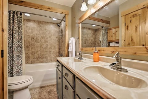 Granby Condo with Pool Access, Near Hiking and Skiing! Apartment in Granby