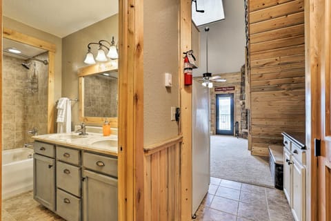 Granby Condo with Pool Access, Near Hiking and Skiing! Apartment in Granby