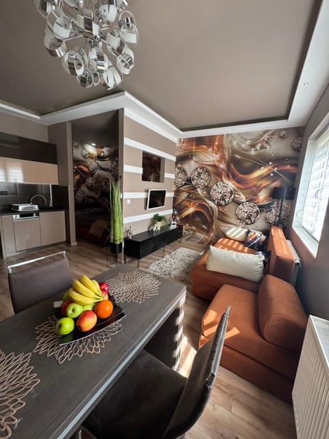Communal lounge/ TV room, TV and multimedia, Coffee/tea facilities, Kitchen or kitchenette, Living room, Food