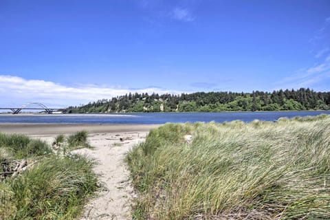 Waldport Townhome with Dog Run on Alsea Bay! House in Waldport