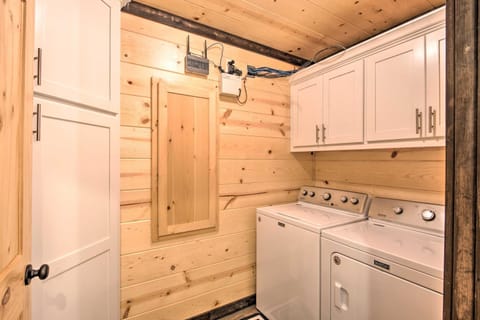 Large Upscale Cabin Hot Tub, Fire Pit, Pool Table Cabin in Broken Bow