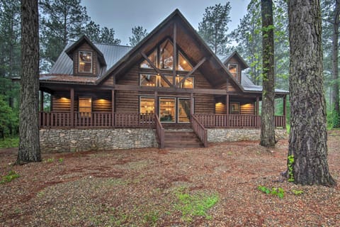 Large Upscale Cabin Hot Tub, Fire Pit, Pool Table Cabin in Broken Bow