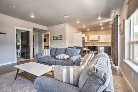 Lake Chelan Resort Condo Pool and Hot Tub Access! Apartment in Manson