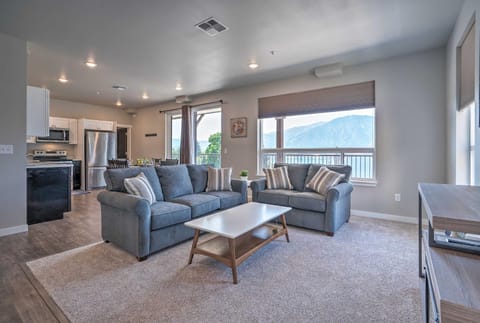 Lake Chelan Condo, Walk to Brewery and Wineries Apartment in Manson