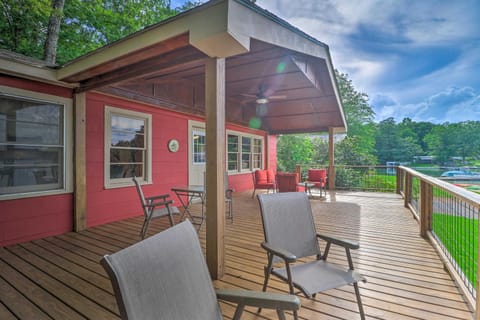 Waterfront Lake Martin Home with Grill and Beach! House in Lake Martin