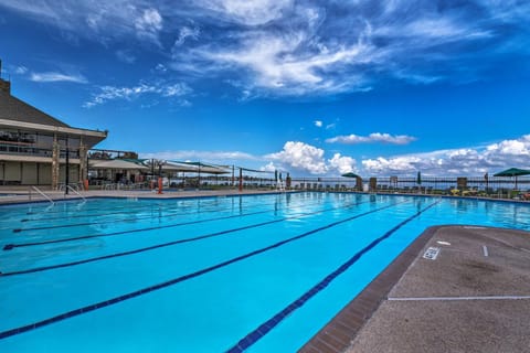 Golf, Swim and Dine! Condo with Lake Conroe Access Apartment in Lake Conroe