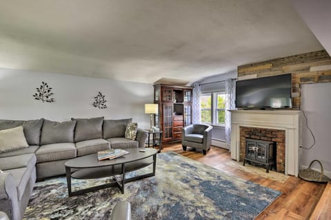 Family Cottage on Chaumont Bay, Walk to Downtown House in Chaumont