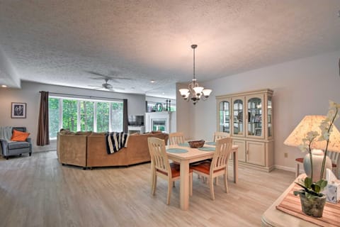 Condo on Lake Keowee with Resort Amenities and Pool! Apartment in Lake Keowee