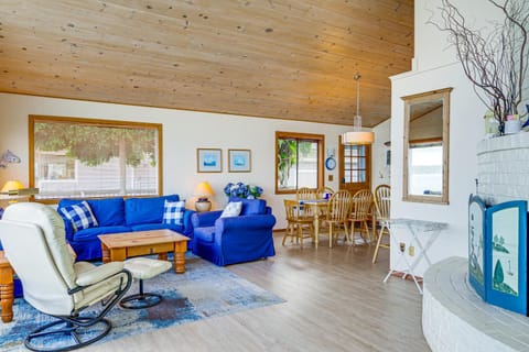 Beachfront Whidbey Island Home and Apartment! House in Bells Beach