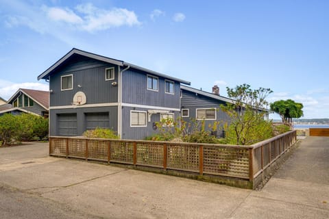 Beachfront Whidbey Island Home and Apartment! House in Bells Beach