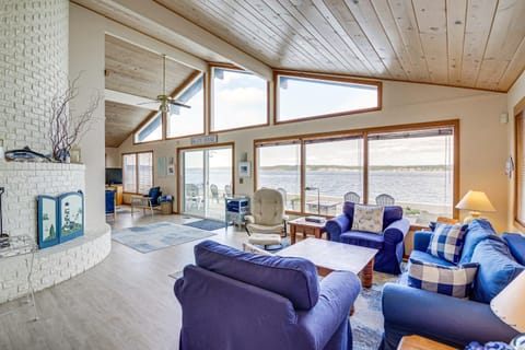 Beachfront Whidbey Island Home and Apartment! House in Bells Beach
