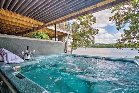 Hot Tub and Dock Lakefront Home in Hot Springs House in Rockwell