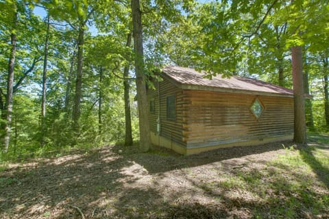 Secluded Studio with Deck about 8 Miles to Beaver Lake! House in Eureka Springs