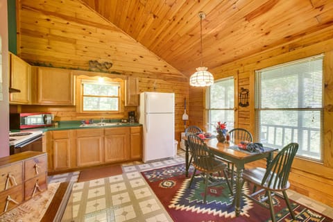 Secluded Studio with Deck about 8 Miles to Beaver Lake! House in Eureka Springs