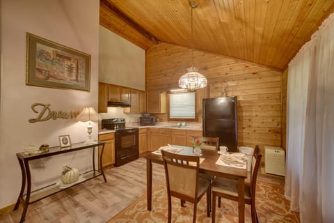 Studio with Deck Near Thorncrown Chapel and Lakes House in Eureka Springs