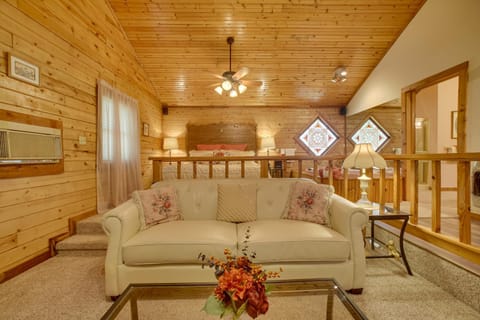 Studio with Deck Near Thorncrown Chapel and Lakes House in Eureka Springs