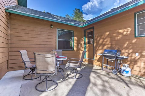 Lead Cabin about 9 Mi to Deadwood Hot Tub and Patio! Cabin in North Lawrence