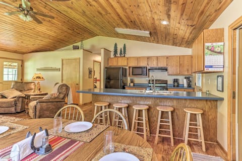 Lead Cabin about 9 Mi to Deadwood Hot Tub and Patio! Cabin in North Lawrence