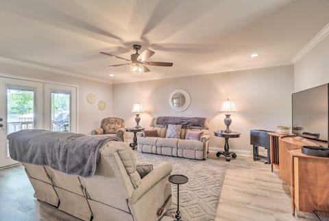 Waterfront Lake Sinclair Home with Boat Dock! House in Lake Sinclair