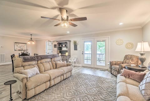 Waterfront Lake Sinclair Home with Boat Dock! House in Lake Sinclair