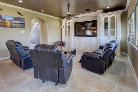 Private Fishing Pier and Gulf Fun! Dickinson Retreat House in San Leon