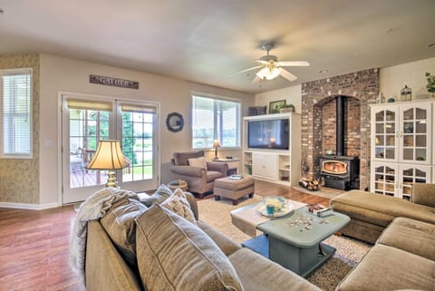 McMinnville Wine Country Home with Hot Tub and Deck House in McMinnville