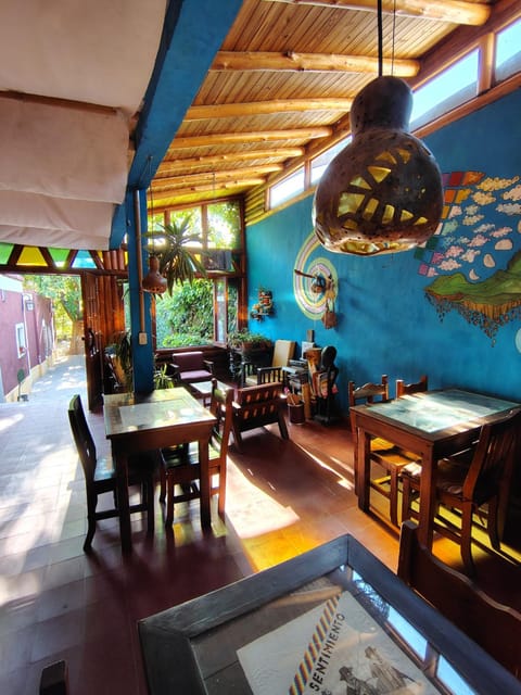 Restaurant/places to eat, Living room, Dining area