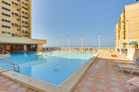 Steps to Shore! PCB Resort Condo with Balcony Apartment in Sunnyside