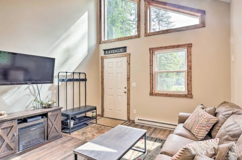 5 Mi to Ski Resort Mtn-View Breck Home with Hot Tub House in Blue River