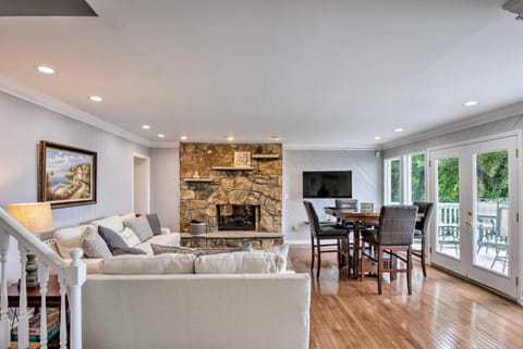 Stay Above it All! Modern Home on Missionary Ridge House in East Ridge