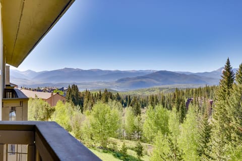 10 Mi to Keystone Slopes Mtn-View Condo! Apartment in Wildernest