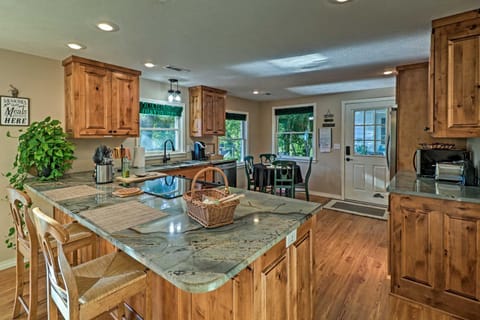 Riverside Hide-A-Way with Patio, BBQ, Fishing Pier House in Arkansas