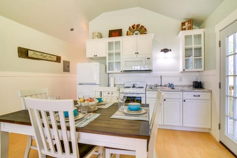 Ranch Cabin with Decks, 10 Mi to Fredericksburg Cabin in Rio Grande