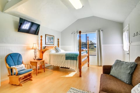 Ranch Cabin with Decks, 10 Mi to Fredericksburg Cabin in Rio Grande