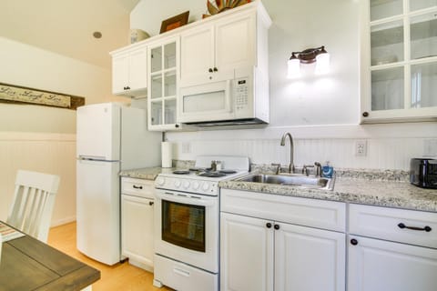 Ranch Cabin with Decks, 10 Mi to Fredericksburg Cabin in Rio Grande